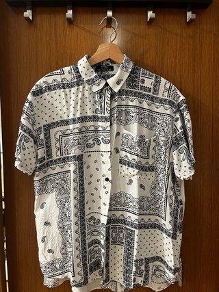 Camisa estampada blanca y negra