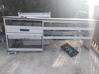 Scaffale metallico per furgone
