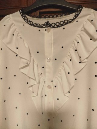 Camisa de lunares blanca y negra
