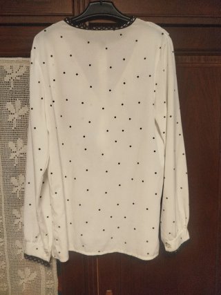 Camisa de lunares blanca y negra
