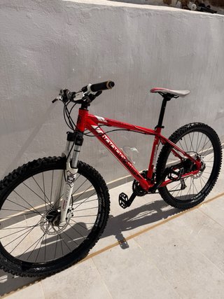 Bicicleta de montaña roja