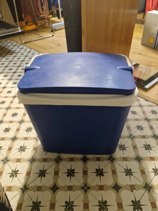 Nevera Portátil Azul y Blanca