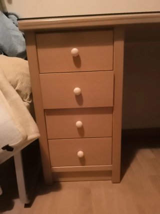 Scrivania in legno con cassetti