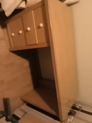 Scrivania in legno con cassetti