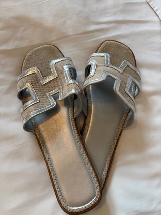 Sandalias Beige y Plateadas Talla 40