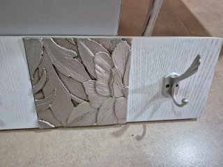 Perchero de madera con adornos dorados