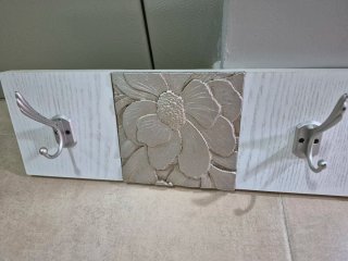 Perchero de madera con adornos dorados