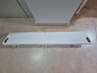 Perchero de madera con adornos dorados