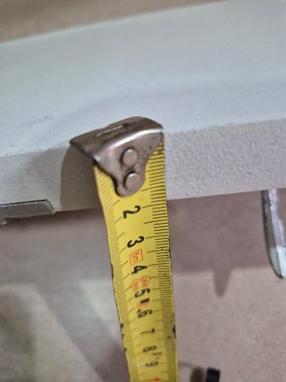 Perchero de madera con adornos dorados