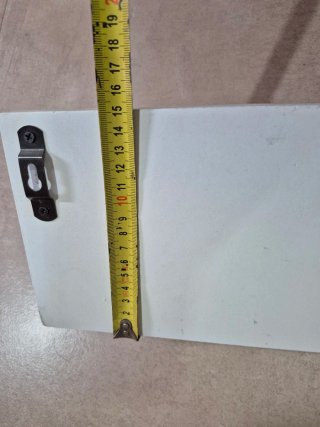 Perchero de madera con adornos dorados