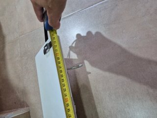 Perchero de madera con adornos dorados