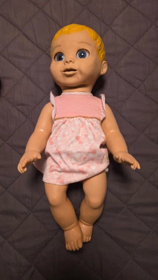 Muñeca bebé a pilas