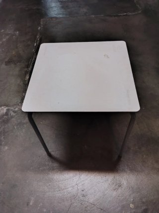 Mesa de plástico blanca para exterior