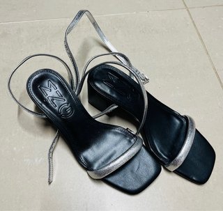 Sandalias Mango plateadas tacón