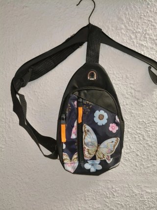 Bandolera con estampado de flores y mariposas