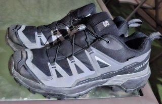 Zapatillas Salomon negras y grises