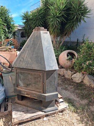 Chimenea de metal y cristal en Catral