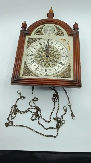 Reloj de péndulo antiguo de pared
