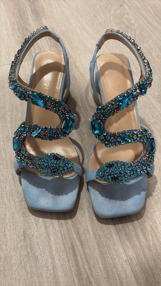 Sandalias de tacón azul con pedrería