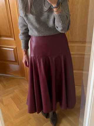 Falda de piel Zara burdeos