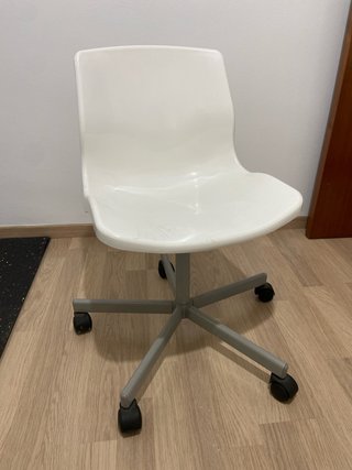 Silla con ruedas blanca