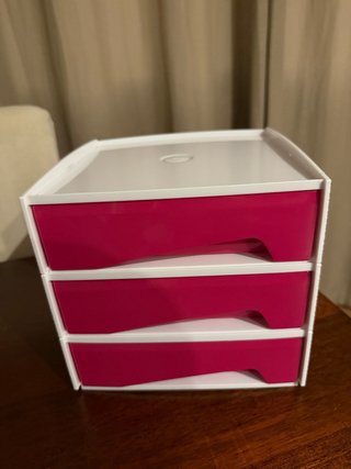 Organizador de escritorio con 3 cajones.