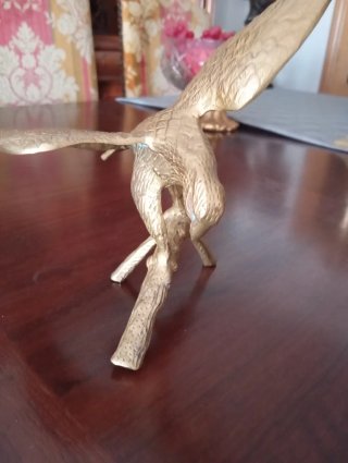 Águila decorativa de bronce