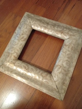Cornice patinata oro e beige