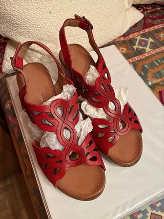 Sandalias rojas de cuero con tiras