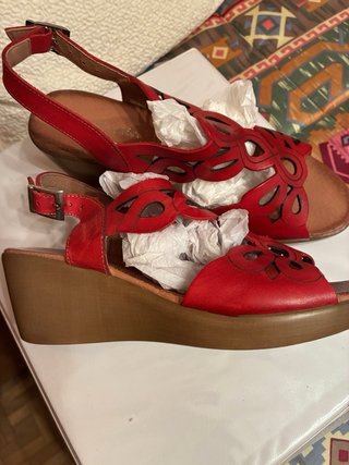 Sandalias rojas de cuero con tiras