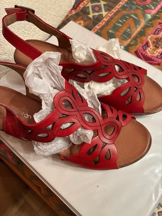 Sandalias rojas de cuero con tiras
