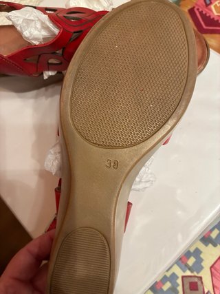 Sandalias rojas de cuero con tiras