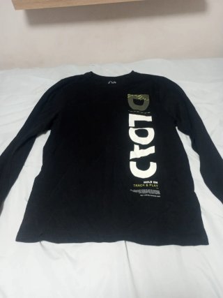 Camiseta negra de manga larga
