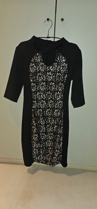 Vestido de fiesta negro con detalles