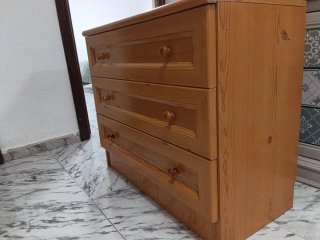 Cómoda de madera con 3 cajones