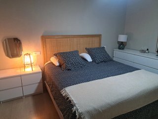 Cabecero, cómoda y ropa de cama