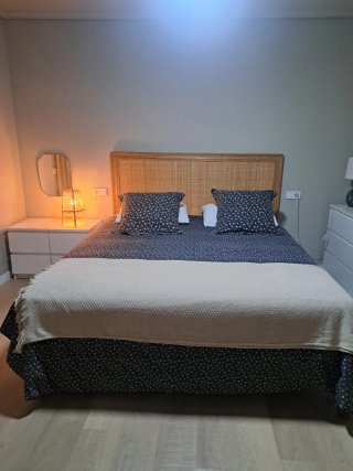 Cabecero, cómoda y ropa de cama