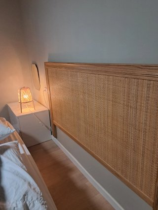 Cabecero, cómoda y ropa de cama