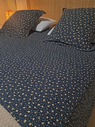 Cabecero, cómoda y ropa de cama