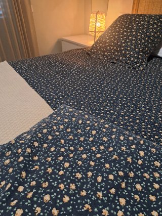 Cabecero, cómoda y ropa de cama