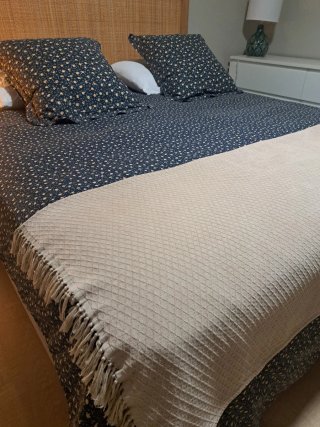 Cabecero, cómoda y ropa de cama