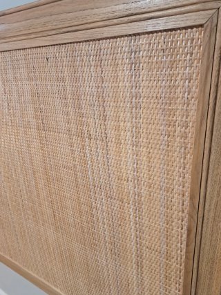 Cabecero, cómoda y ropa de cama