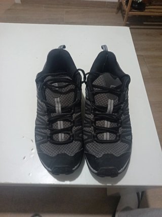 Zapatillas de montaña negras y grises