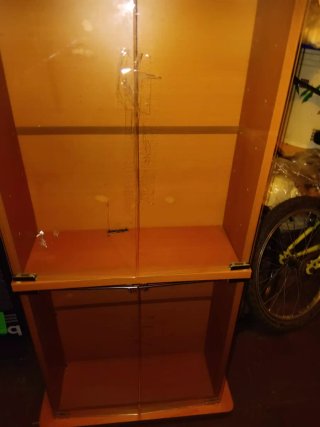 Vetrina in legno con porte in vetro