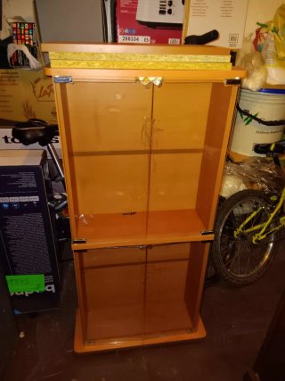 Vetrina in legno con porte in vetro