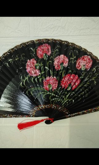 Abanico Pintado a Mano Exclusivo con claveles.