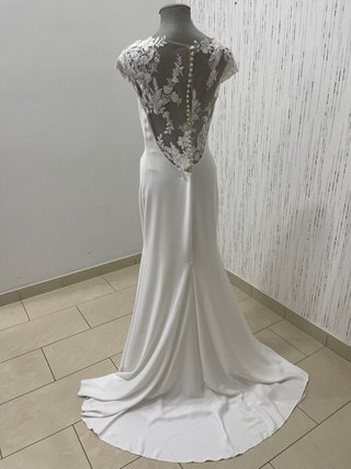 Vestido de novia liso con espalda de encaje