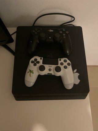 PlayStation 4 (PS4) con 2 mandos