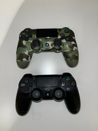 PS4 (PlayStation 4) con controller e cavi