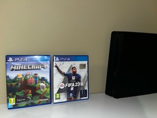 PS4 (PlayStation 4) con controller e cavi